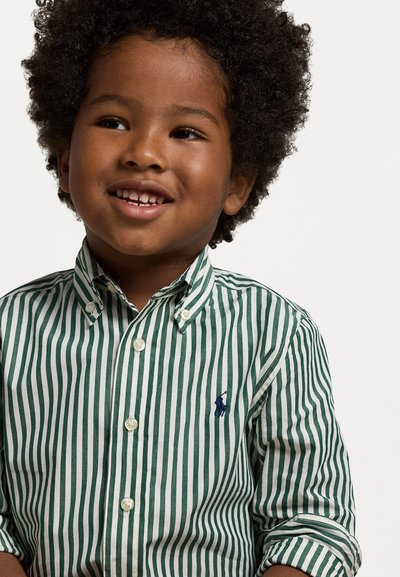 Πράσινο και λευκό ριγέ πουκάμισο με κουμπιά και κολάρο, διαθέτοντας μικρό κεντημένο λογότυπο στο στήθος. Απαλή βαμβακερή υφή.