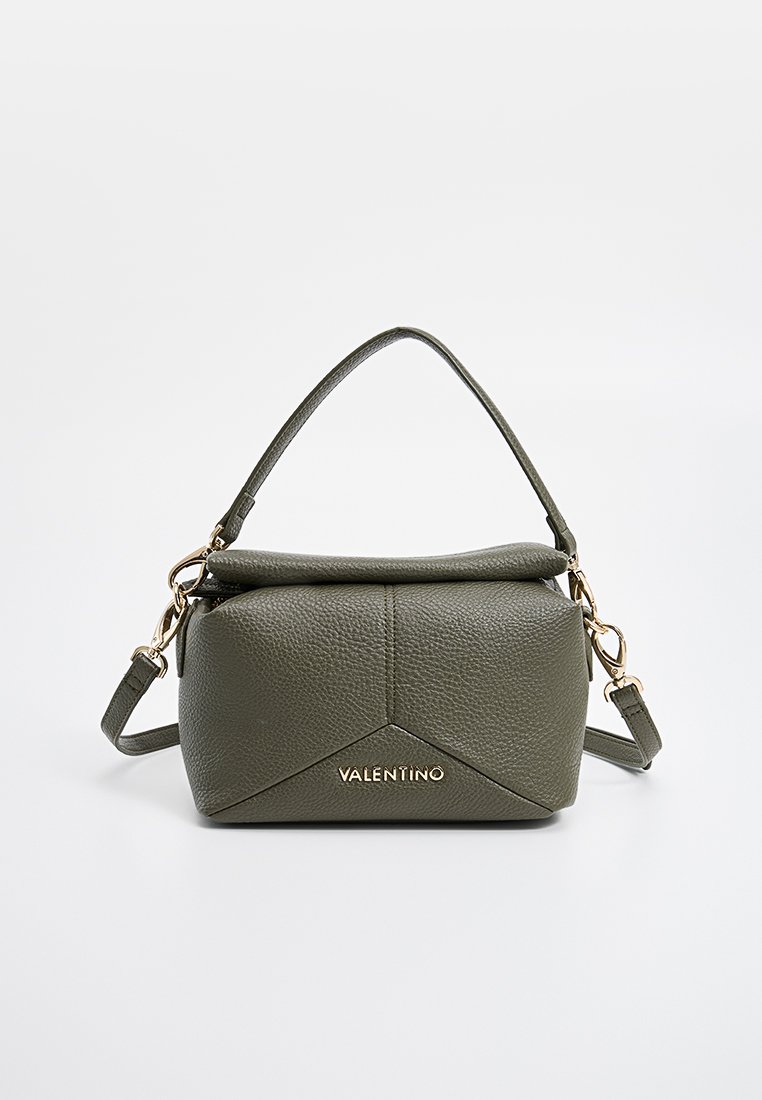 Sac à main en cuir texturé vert avec un logo doré, une forme structurée, une courte poignée et une bandoulière amovible.