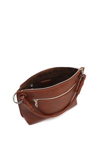Sac à main en cuir marron avec un design structuré, doté d'une fermeture zippée, d'une bandoulière réglable et d'une poche extérieure. Texture lisse et quincaillerie en argent.