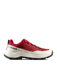 Chaussure de randonnée basse rouge et blanche avec semelle noire, étiquette Gore-Tex et marquage Mammut sur le côté du talon.