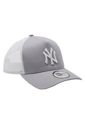 Grå baseballcap med solid front og meshnakke, med en fremtredende hvit brodert logo og en rund skygge.