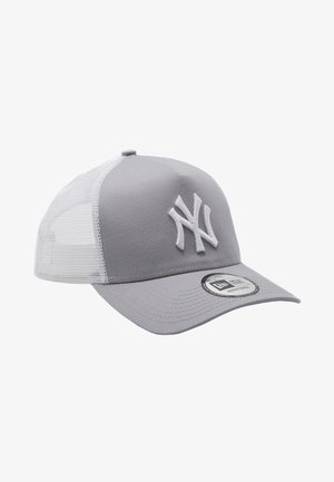 Siv baseball kapica z enotnim sprednjim delom in mrežasto zadaj, z vidnim belim izvezenim logom in zaobljenim vizirjem.