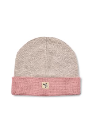Gorro beige de punto con puño rosa doblado y pequeña etiqueta cuadrada con texto negro cosida en el centro delantero del puño.