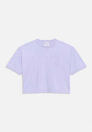 T-shirt court à manches courtes lilas avec col rond et petite poche poitrine ornée d'un logo brodé discret.