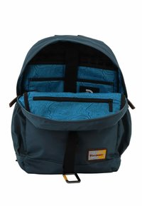 Mochila azul con una parte superior con cremallera, que presenta un interior con un patrón geométrico, un bolsillo frontal, correas negras y un parche de logo. Tejido texturizado.