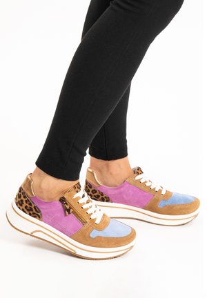 Bunte Sneaker aus lila, blauem und braunem Wildleder, mit Akzenten im Leopardenmuster, weißen Schnürsenkeln und einer dicken weißen Sohle mit goldenen Details.