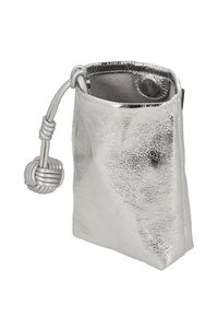 Srebrna metaliczna saszetka wykonana z teksturowanego materiału, wyposażona w ściągacz ze sznurkiem z supełkiem oraz otwartym górnym zakończeniem.