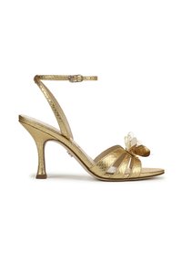 Gouden bandjes sandaal met een gestructureerd leren bovenwerk, een dunne enkelband, een decoratieve bloemenaccent en een 7,5 centimeter hoge naaldhak.