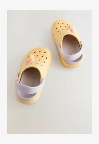 Geselecteerd, yellow fruit