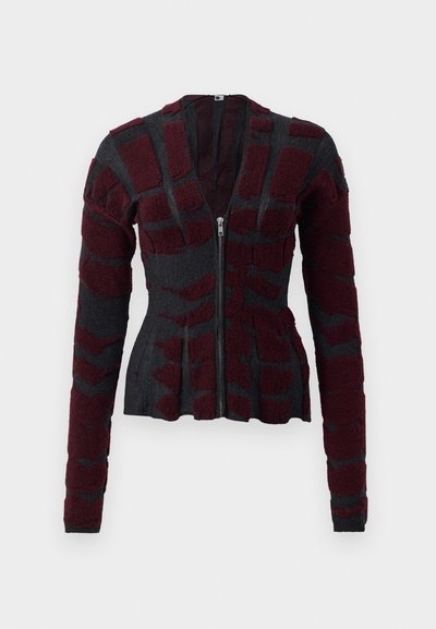 Μπέρντι και μαύρο ζιπ-καρντιγκάν με υφασμάτινη υφή, που διαθέτει ένα μοναδικό μοτίβο από υφασμάτινες επιφάνειες και εφαρμοστό σχήμα. Μακριά μανίκια, V-λαιμό.