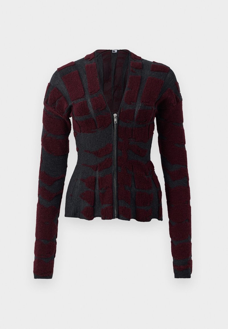 Cardigan zippé bourgogne et noir en tissu texturé, présentant un motif unique de patchs en tissu et une coupe ajustée. Manches longues, col en V.