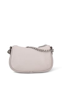 Borsa a mano in pelle grigio chiaro con finitura testurizzata, forma curva e tracolla a catena argentata. Chiusura con zip superiore.