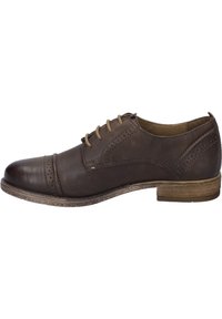 Hnědé kožené šněrovací boty s kulatou špičkou, brogue detaily a texturovaným vrstveným podpatkem. Zobrazení tkaniček a švů.