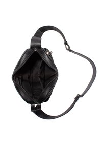 Svart läder crossbody-väska med justerbar rem, öppen toppdragkedja som avslöjar tomt inre med flera fack.