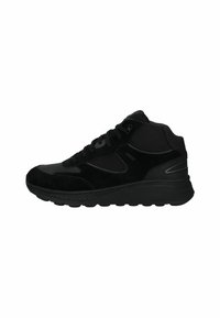 Zapatillas altas negras de ante y material sintético, con una suela de goma gruesa, diseño de cordones y sutiles acentos en los laterales.