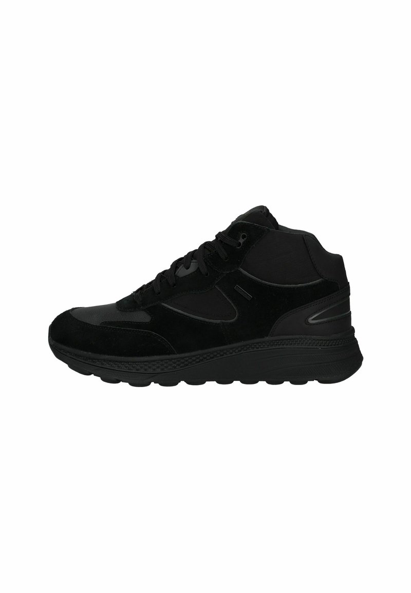 Zapatillas altas negras de ante y material sintético, con una suela de goma gruesa, diseño de cordones y sutiles acentos en los laterales.