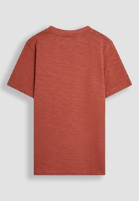 Korte mouw t-shirt in een roodbruine tint, gemaakt van zachte, gestructureerde stof. Het heeft een ronde hals en eenvoudige stiksel. Achteraanzicht zichtbaar.