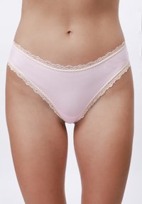 Briefs rosa de algodão com um acabamento de renda bege em forma de onda ao longo da cintura e das aberturas das pernas, apresentando uma textura suave e um corte clássico de biquíni.
