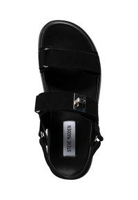 Svart sandal med två justerbara remmar, ett metallspänne och en slät läderliknande yta med en dämpad fotbädd.