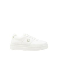 Sneaker bianca con suola piattaforma, texture liscia, design con lacci e branding minimale sul lato. Accenti laterali in oro.