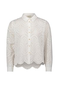 Weiße bestickte Baumwollbluse mit gewelltem Saum, Knopfleiste und langen Ärmeln, die mit filigranen Lochmustern durchzogen ist.
