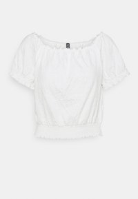 Bílá zkrácená blůza s off-the-shoulder výstřihem, krátkými nabíranými rukávy a smockovaným pásem. Textilie má zvrásněnou strukturu.