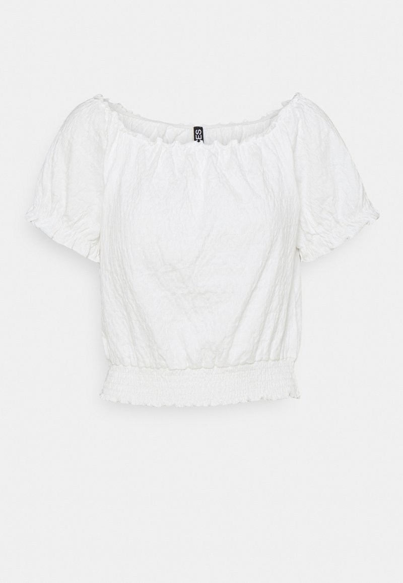 Bílá zkrácená blůza s off-the-shoulder výstřihem, krátkými nabíranými rukávy a smockovaným pásem. Textilie má zvrásněnou strukturu.