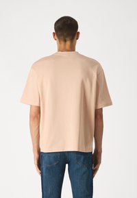 Selected Homme SLHLOOSEOSCAR O-NECK  - Paprasti marškinėliai - cameo rose