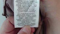 Etichetta dell'abbigliamento che mostra più lingue indicando che il prodotto è realizzato in Cambogia e contiene il 63% di tessuto in viscosa Lenzing Ecovero.