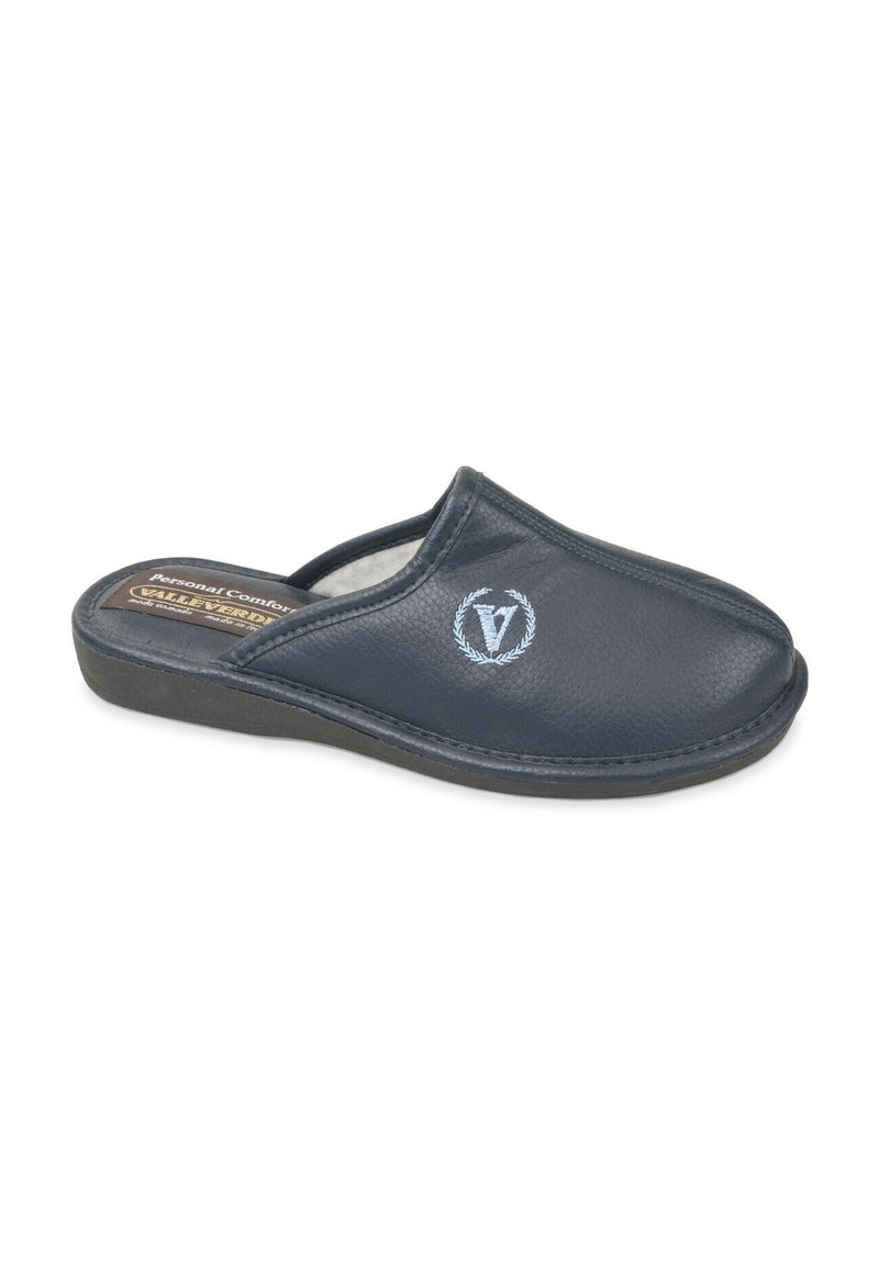 Scarpa slip-on blu scuro realizzata in materiale sintetico testurizzato. Presenta una punta chiusa, un interno imbottito e un logo sulla parte laterale.