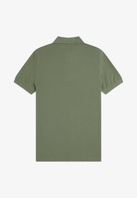 Polo shirt verde oliva con maniche corte e colletto. Tessuto liscio, senza motivi o grafiche visibili, design a vestibilità standard. Vista posteriore mostrata.