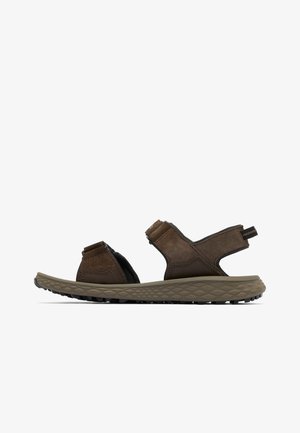 Sandalo aperto in suede marrone e tessuto con cinturini regolabili e suola in gomma strutturata per uso esterno.