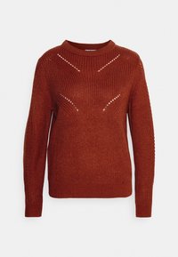 Rostfarbener Strickpullover mit langen Ärmeln, Rundhalsausschnitt und dezenten offenen Strick-Zickzackmustern auf der Brust und den Oberarmen.