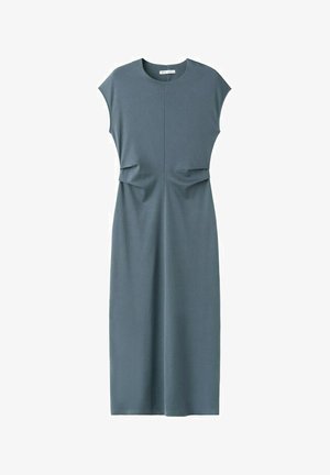 Mouwloze, knielange jurk in leisteenblauw met een ronde halslijn en subtiele geplooide details bij de taille op een witte achtergrond.