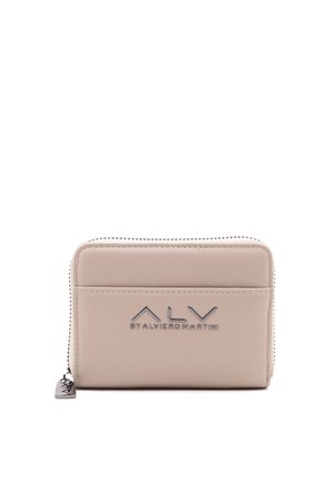 Portafoglio compatto beige con tasca frontale con cerniera, logo ALV in argento di Alviero Martini e tiretto della cerniera su sfondo bianco.