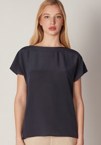 Mörkblå kortärmad topp med en bred båthals, tillverkad av mjukt tyg, med en avslappnad passform och subtil drapering.