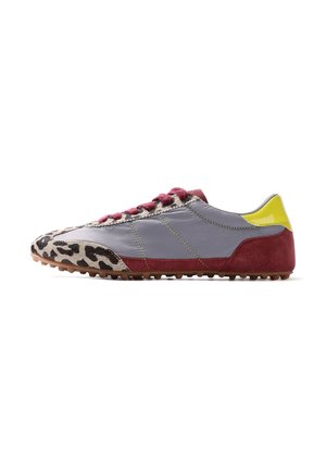 Zapatilla de perfil bajo con paneles laterales grises, ante burdeos, puntera con estampado de leopardo, acento amarillo en el talón y cordones burdeos sobre una suela de goma.