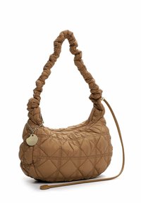 Brūna kviltēta rokassoma ar savāktu, polsterētu dizainu. Tai ir savērpts rokturis un metāla šarmu detaļa. Iekļauts noņemams siksniņa.