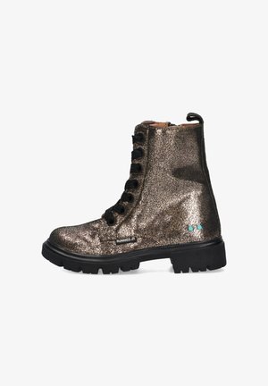 Glitzernde bronzefarbene Stiefeletten mit schwarzen Schnürsenkeln, strukturierter Oberfläche, flacher schwarzer Sohle und türkisfarbenen Akzenten an der Ferse.
