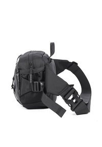 Borsa a spalla nera con tessuto testurizzato, tracolla regolabile, tasche laterali con zip e fibbia a rilascio rapido. Design compatto e resistente.
