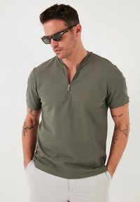 Buratti REGULAR FIT - Polotričko - khaki