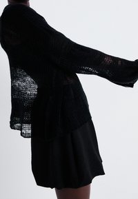 The Ragged Priest Sweter