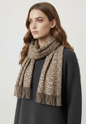 Leopardenmuster-Schal in Beige und Braun, aus weichem Stoff gefertigt, mit fransigen Rändern und leichtem Design, kombiniert mit einem Strickpullover.