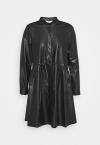 Schwarzes Kleid aus Leder mit langen Ärmeln, Stehkragen, vorderen Knöpfen und einem taillierten Raffungselement. Glatte Textur, mittellange Länge.