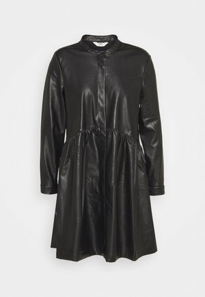 Schwarzes Kleid aus Leder mit langen Ärmeln, Stehkragen, vorderen Knöpfen und einem taillierten Raffungselement. Glatte Textur, mittellange Länge.