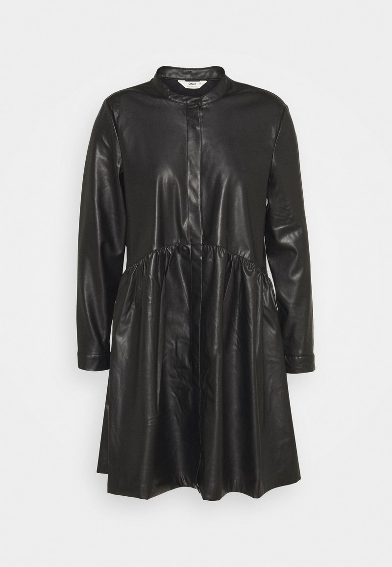 Schwarzes Kleid aus Leder mit langen Ärmeln, Stehkragen, vorderen Knöpfen und einem taillierten Raffungselement. Glatte Textur, mittellange Länge.