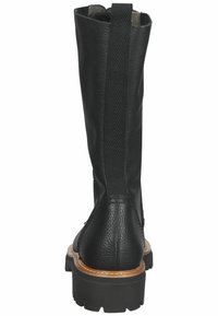 Bota de cuero negra hasta la rodilla con un acabado texturizado, suela marrón en contraste y un patrón de espiga en la parte trasera. Diseño de punta redonda.