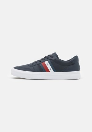 CORE CORPORATE STRIPES - Baskets basses - desert sky