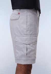 Lys grå cargo shorts med flad front, sidelommer og et lille broderet norsk flag på baglommen. Glat, holdbart stof.