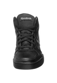 Černé vysoké tenisky Reebok s texturovaným koženým svrškem, zaoblenou špičkou a plochou gumovou podrážkou; obsahují šněrování a logo na jazyku.